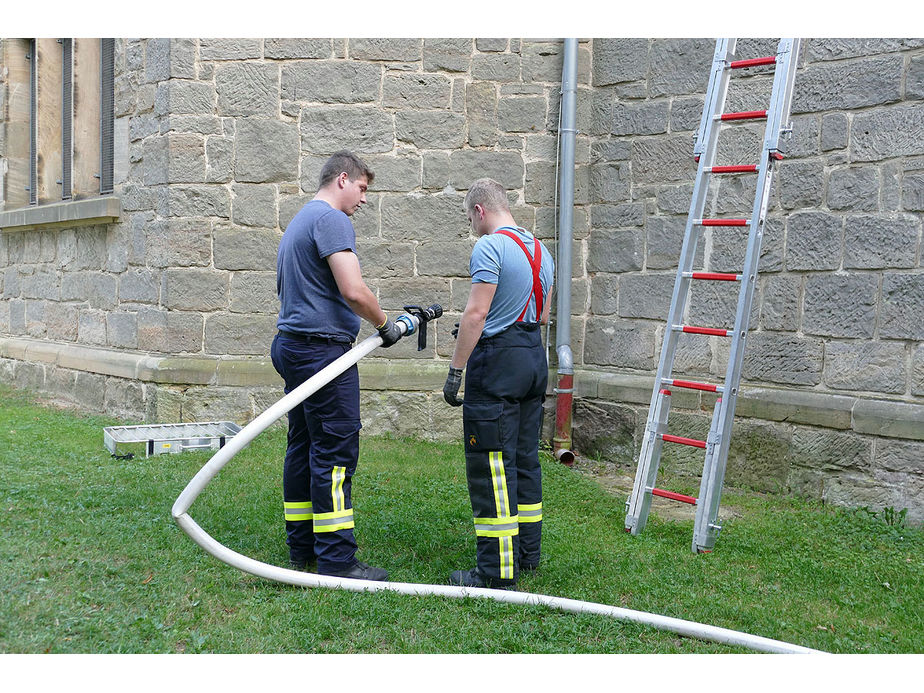 Naumburger Jugendfeuerwehr hilft an der Weingartenkapelle (Foto: Karl-Franz Thiede)